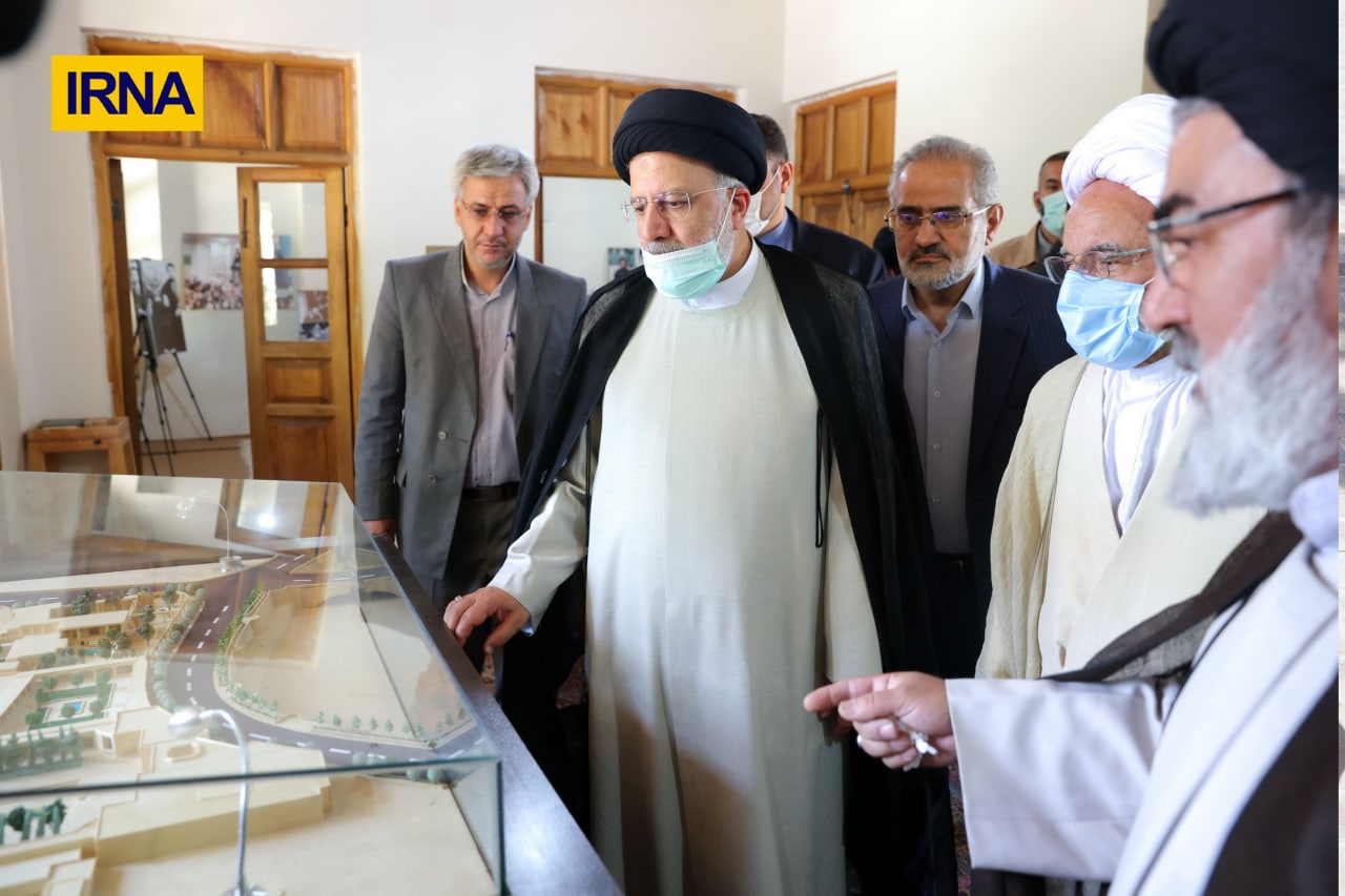  بازدید آیت‌الله رئیسی از بیت امام خمینی (ره)