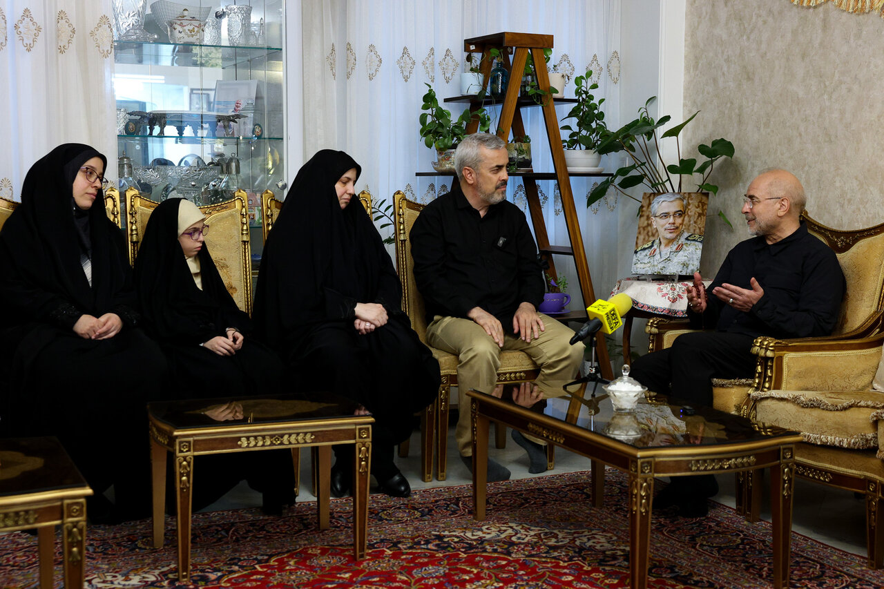 دیدار قالیباف با خانواده شهید باقری