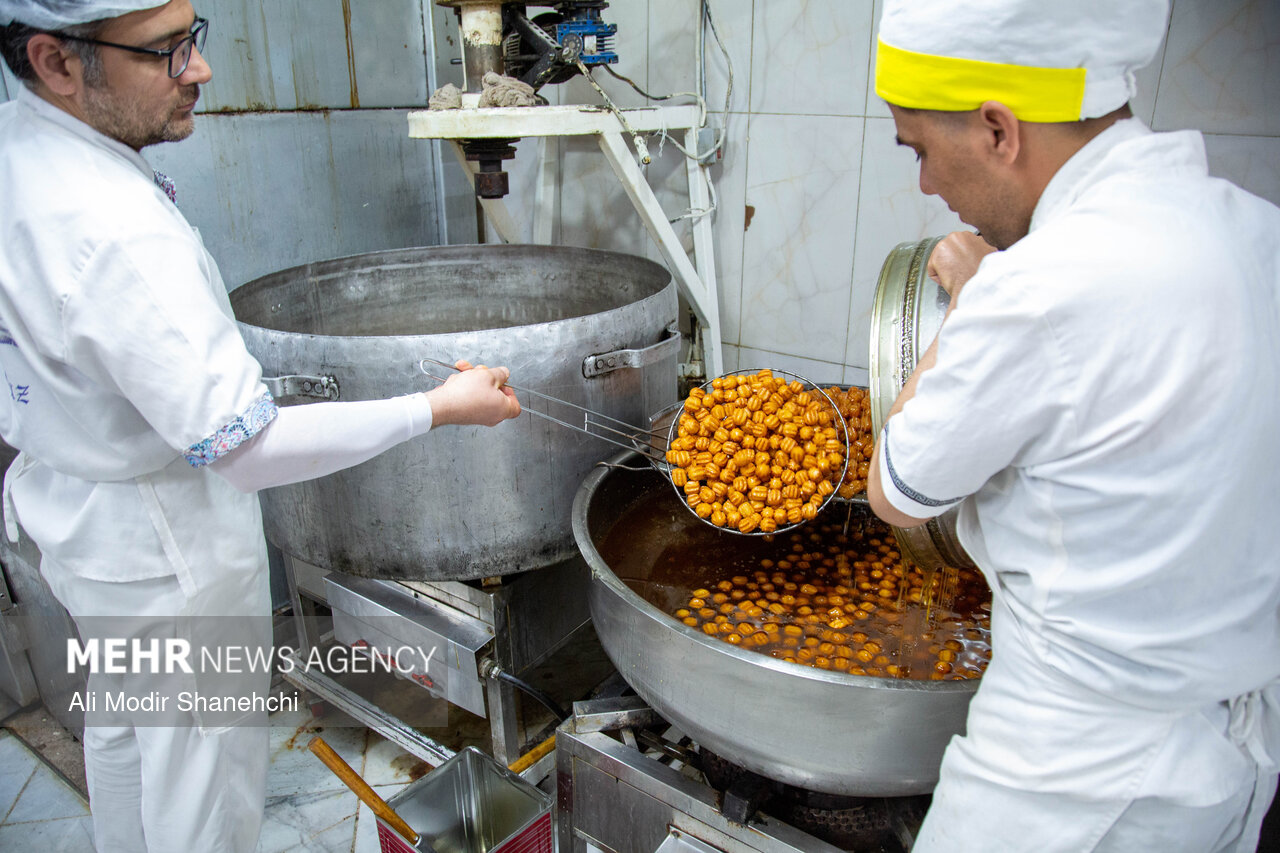 ضیافت زولبیا و بامیه در مشهد