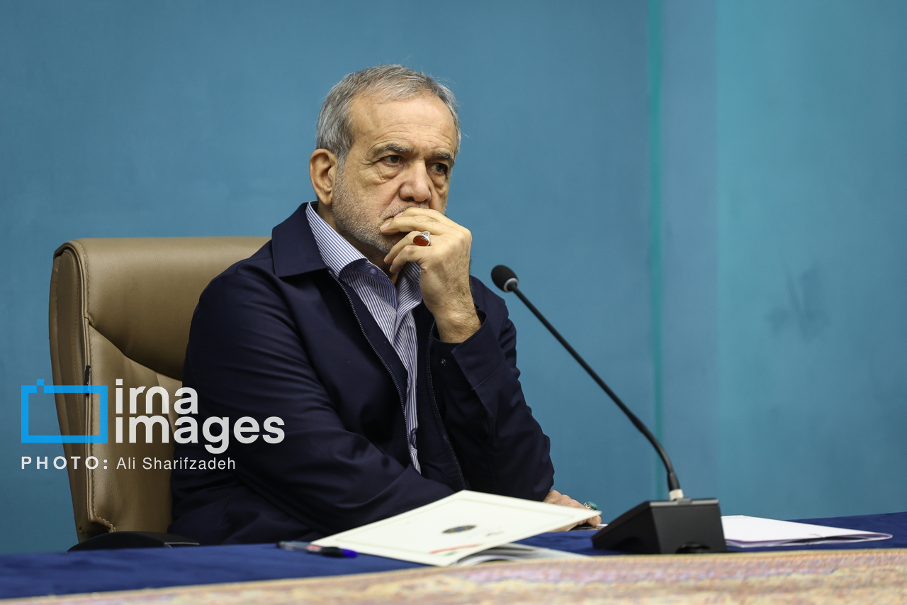 امضای قرارداد مسئولان نفتی با حضور رئیس‌جمهور