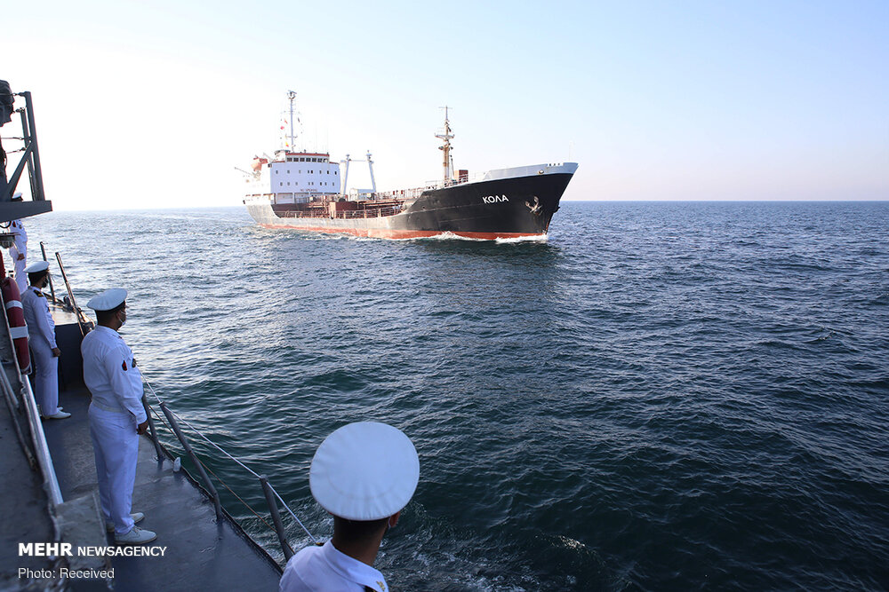 رژه یگان های شرکت کننده در رزمایش مرکب امنیت دریایی 