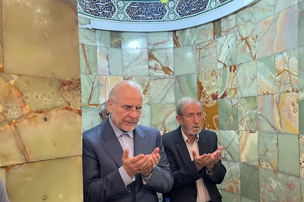 حضور قالیباف در حرم حضرت معصومه(س)  و دیدار صمیمی با مردم