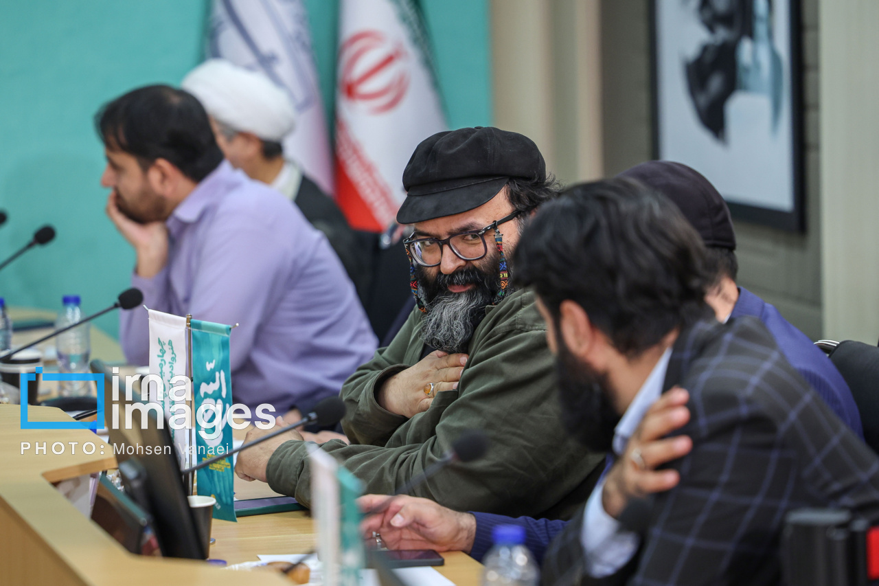 رونمایی تقریظ رهبر انقلاب بر کتاب «روح‌اللّه»