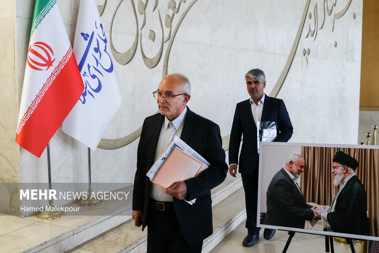 خادمان حرم حضرت عبدالعظیم در صحن مجلس