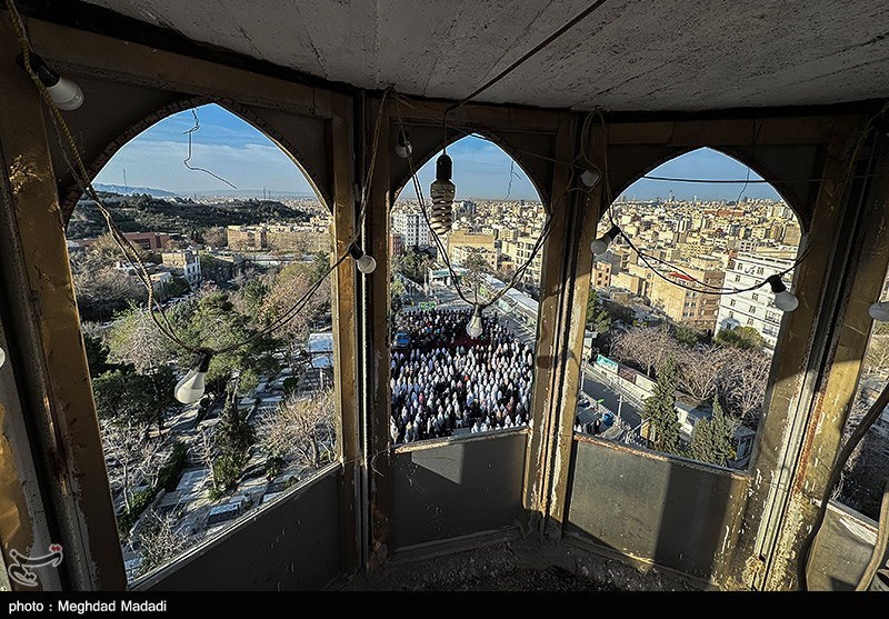 نماز عید سعید فطر در امامزاده پنج تن لویزان