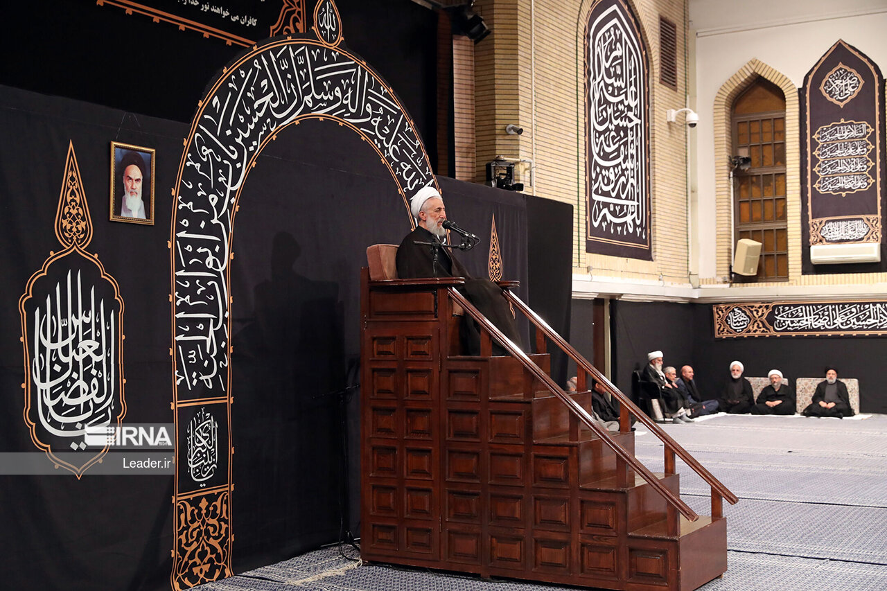 اولین شب عزاداری اباعبدالله با حضور رهبر انقلاب