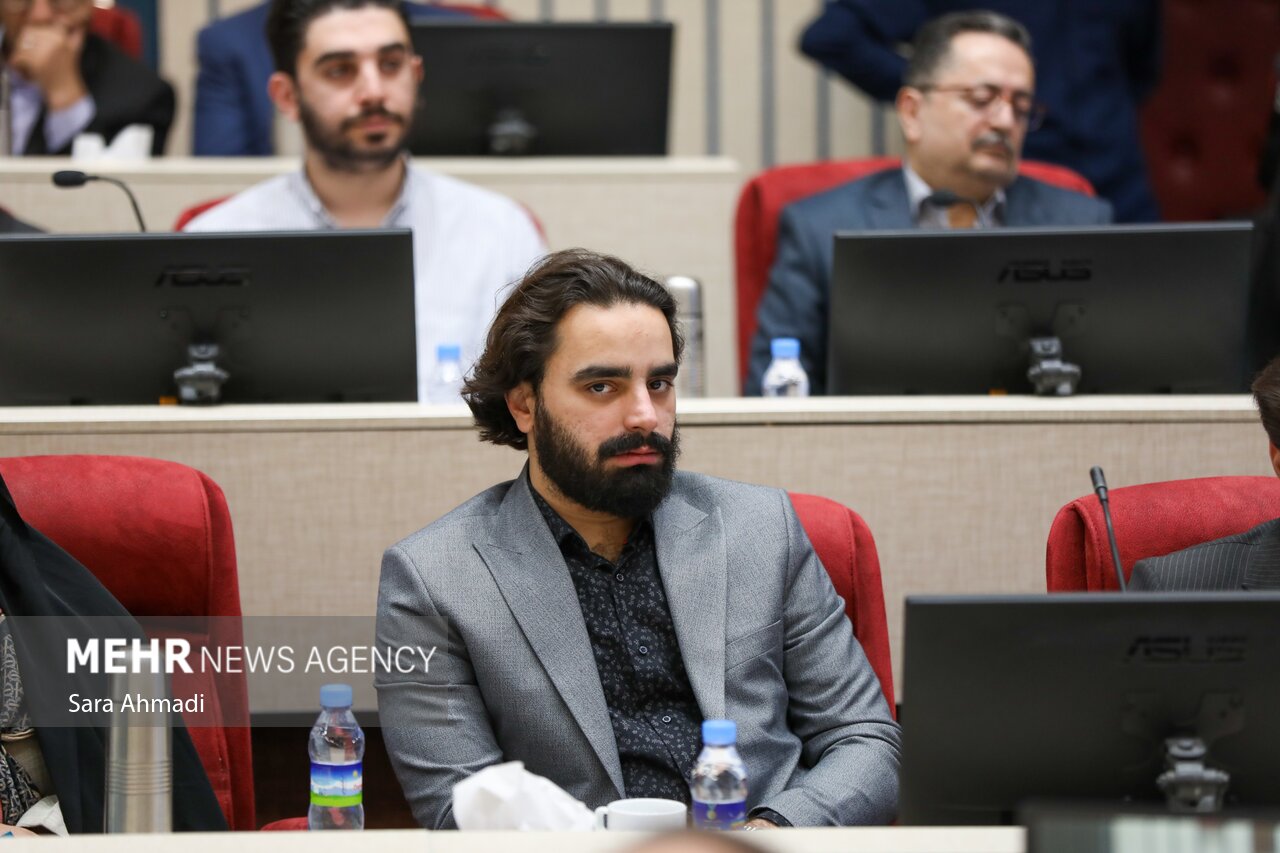 نشست هم اندیشی نخبگانی با حضور مقامات