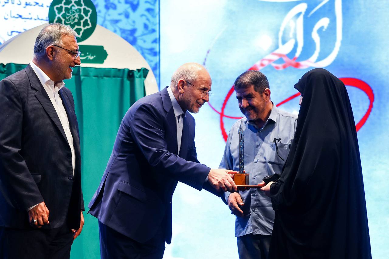 تقدیر از خانواده شهدای جنگ تحمیلی ۱۲ روزه توسط قالیباف 