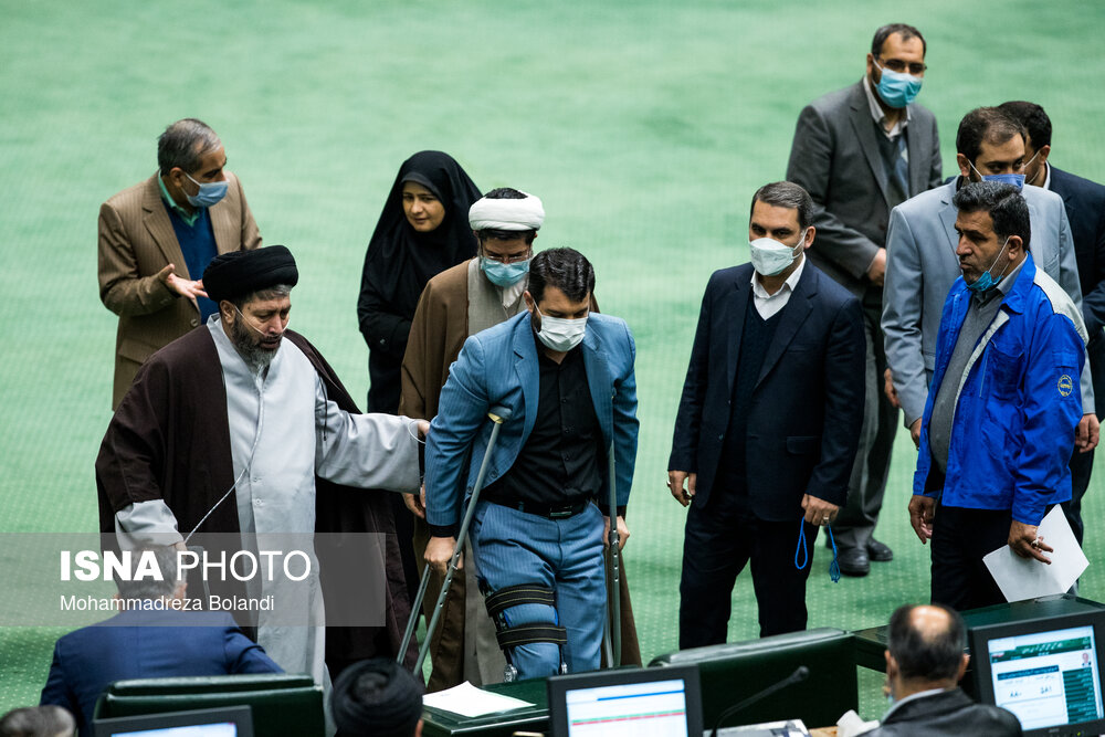وزیر کار با پای شکسته در جلسه امروز مجلس