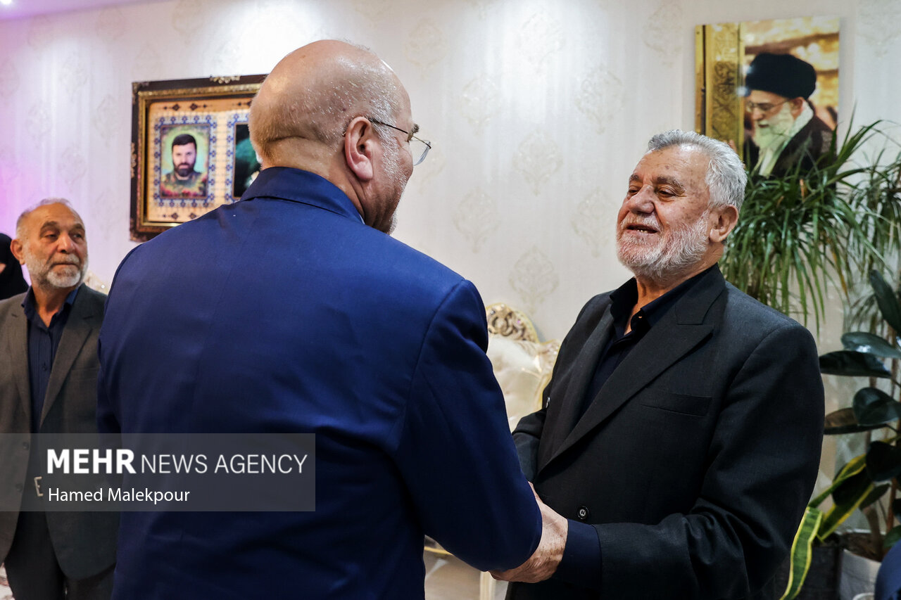 حضور رئیس مجلس در منزل سه تن از شهدای پرواز اردیبهشت