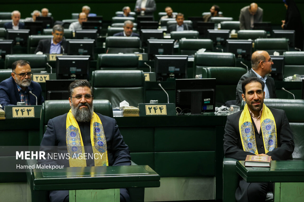 خادمان حرم حضرت عبدالعظیم در صحن مجلس