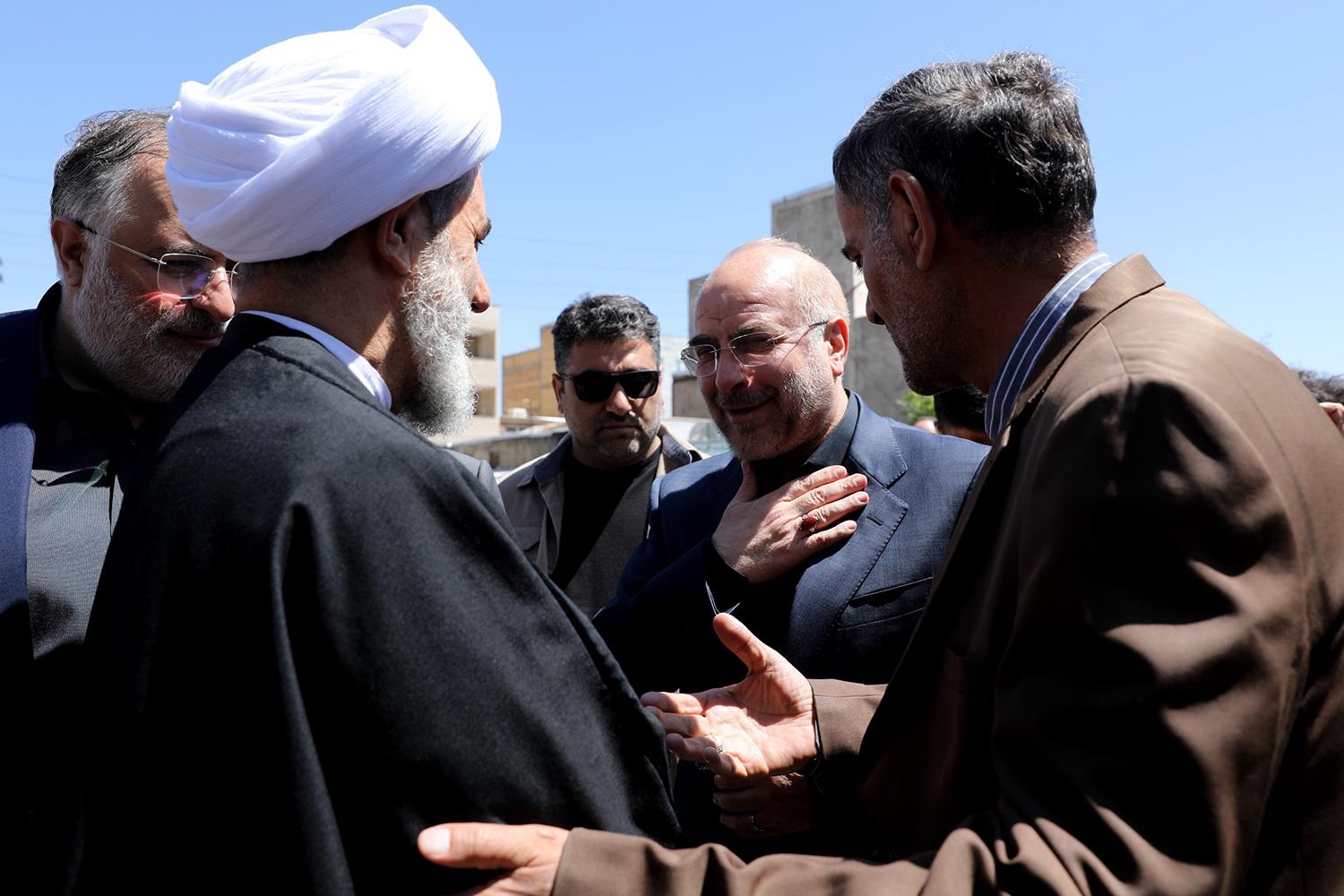 حضور رئیس مجلس در گلزار شهدای بوئین‌زهرا