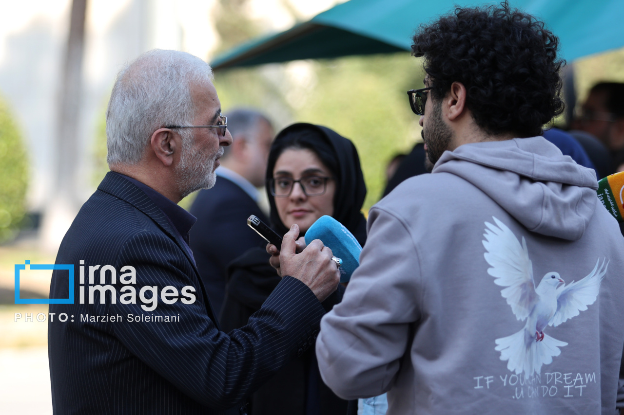 اعضای هیأت دولت در جمع خبرنگاران