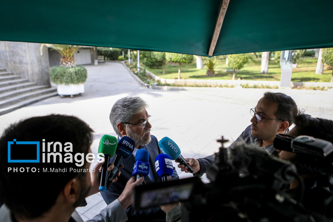 اعضای هیأت دولت در جمع خبرنگاران