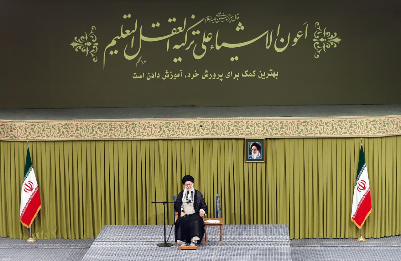 دیدار هزاران نفر از معلمان با رهبر انقلاب