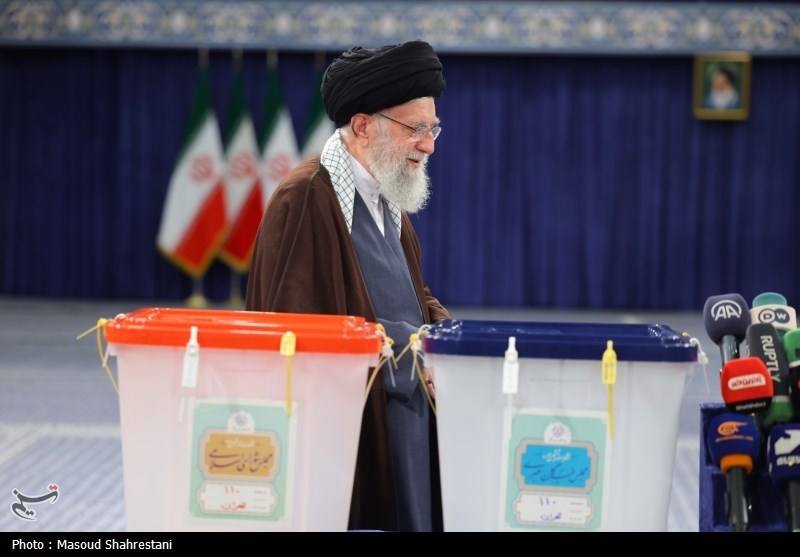  لحظه انداختن رای توسط رهبر انقلاب