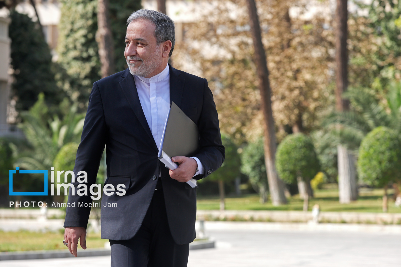 اعضای هیأت دولت در جمع خبرنگاران