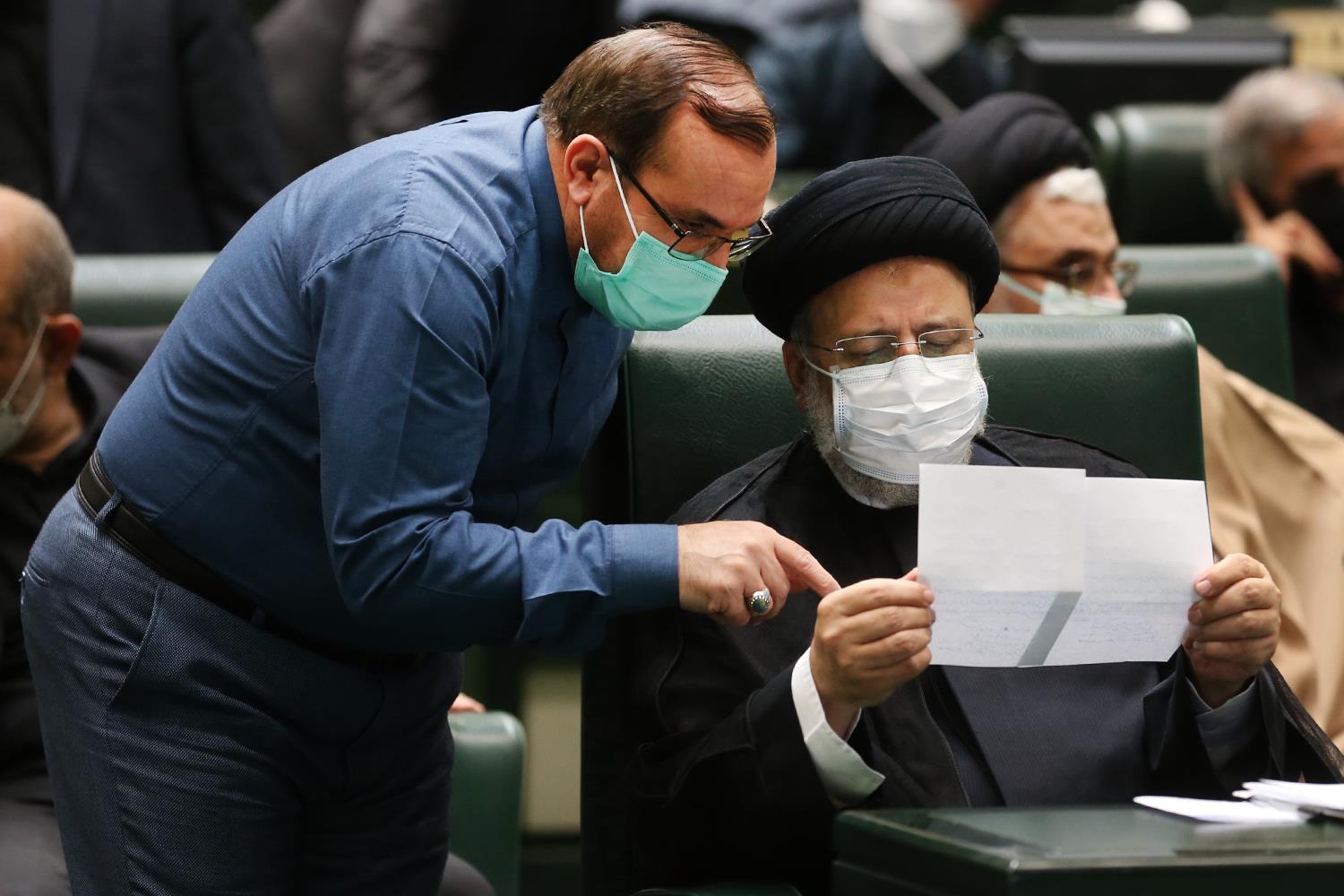 حاشیه های روز اول حضور رئیس جمهور و وزرای پیشنهادی در مجلس