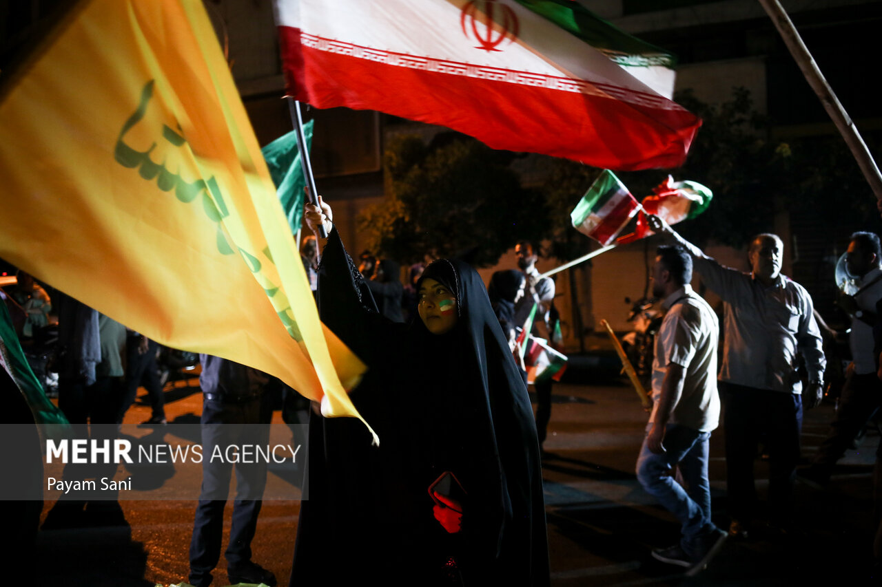 شادی مردم تهران پس از عملیات بشارت فتح