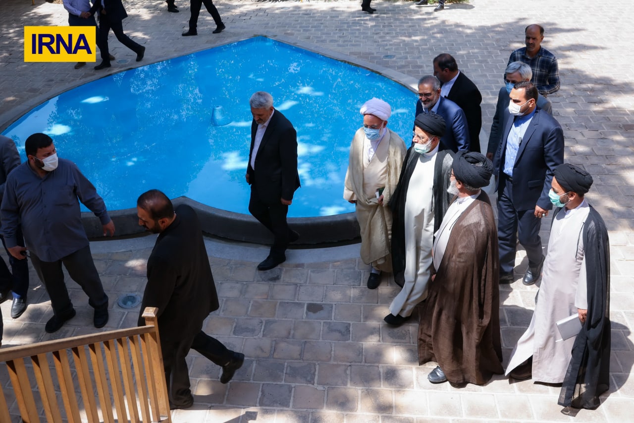  بازدید آیت‌الله رئیسی از بیت امام خمینی (ره)