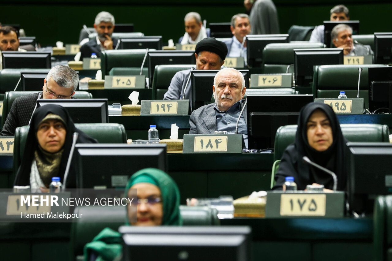 خادمان حرم حضرت عبدالعظیم در صحن مجلس