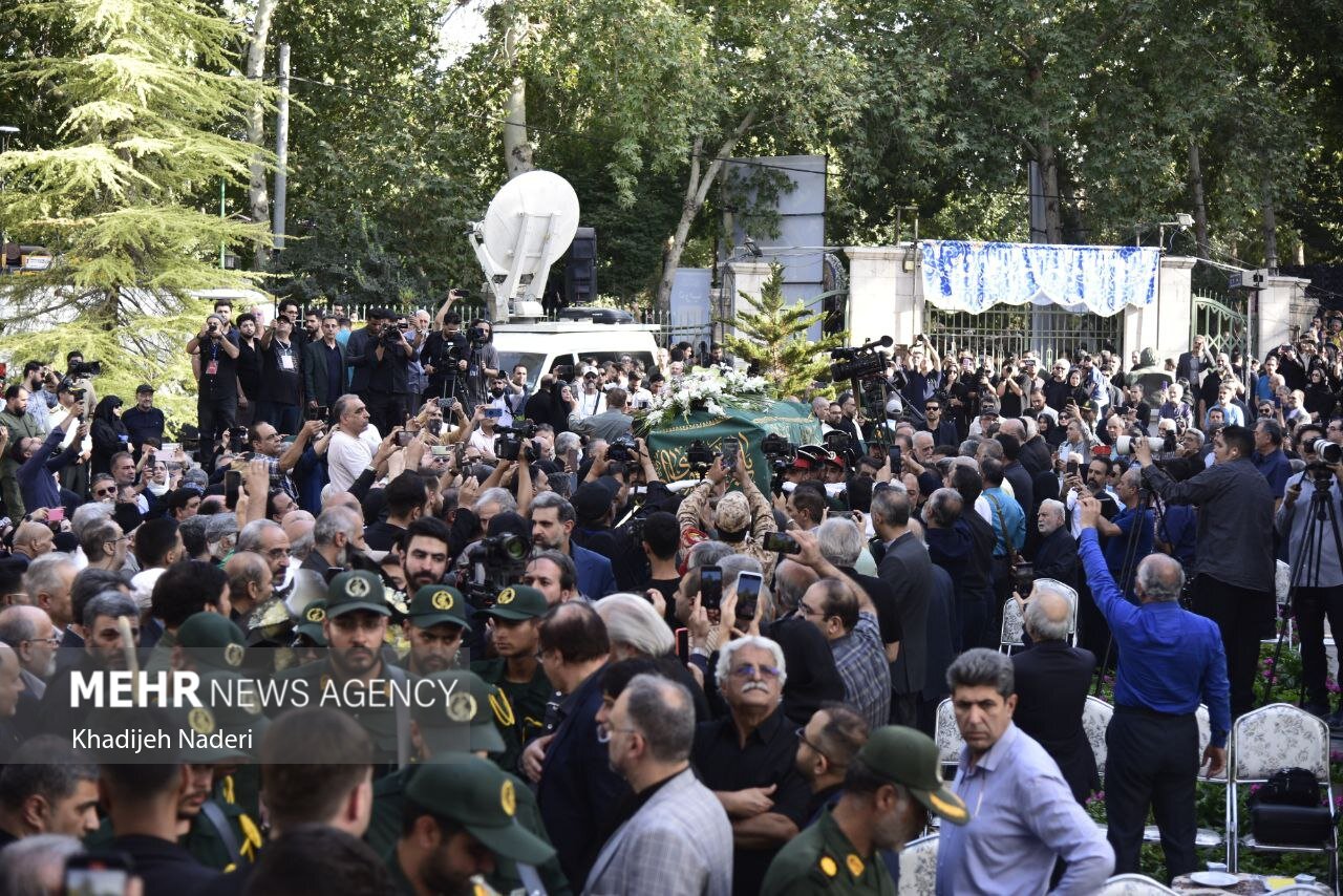 مراسم تشییع پیکر استاد «محمود فرشچیان» در اصفهان