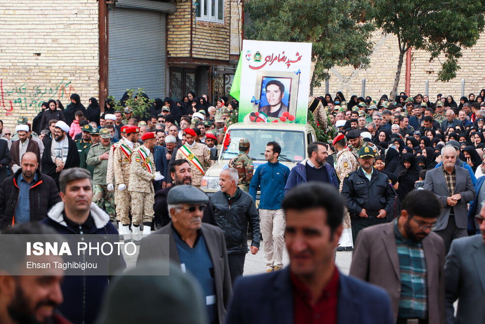 تشییع شهید رضا مرادی در شهر دندی