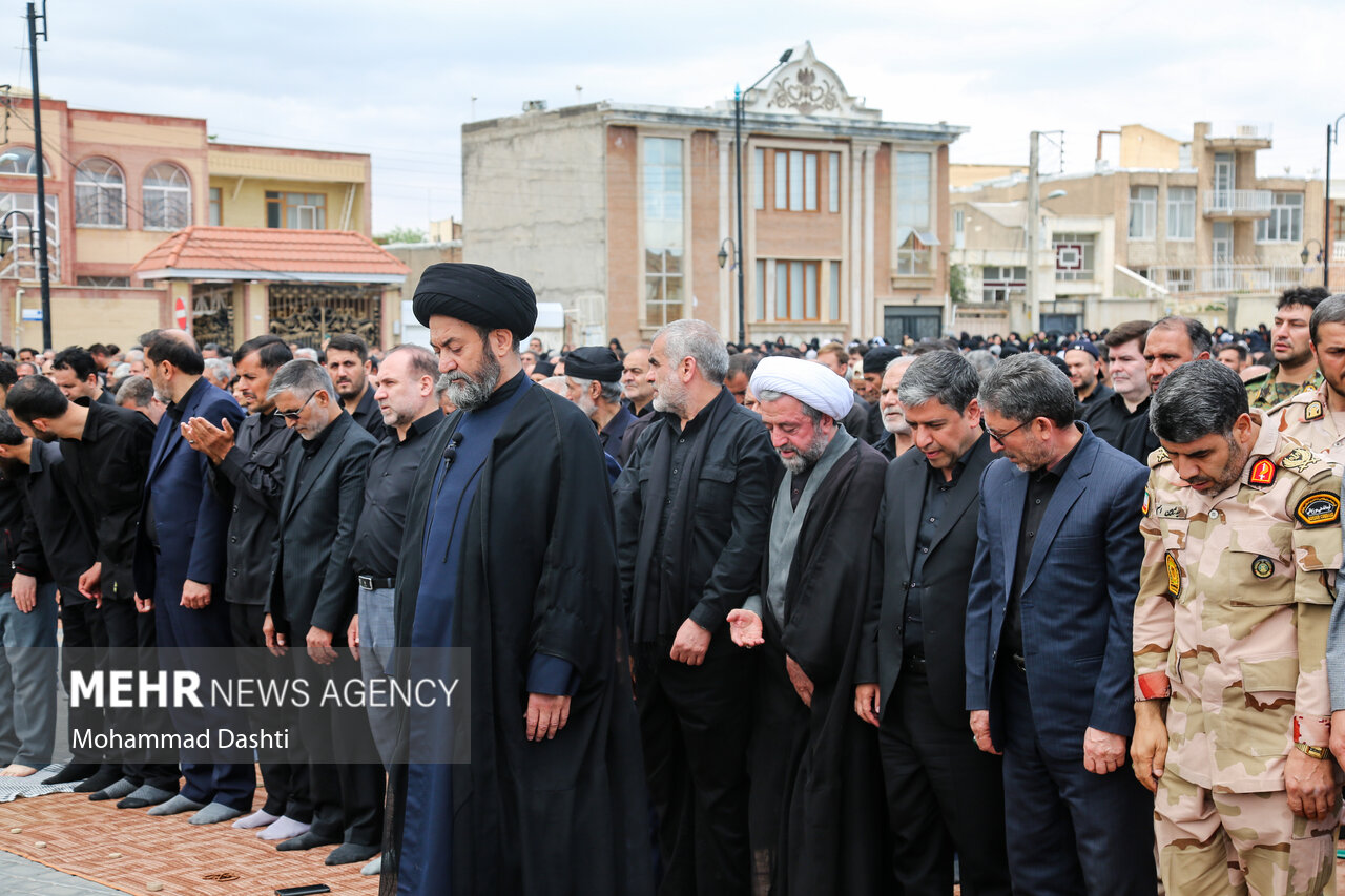 اقامه نماز ظهر عاشورا در اردبیل