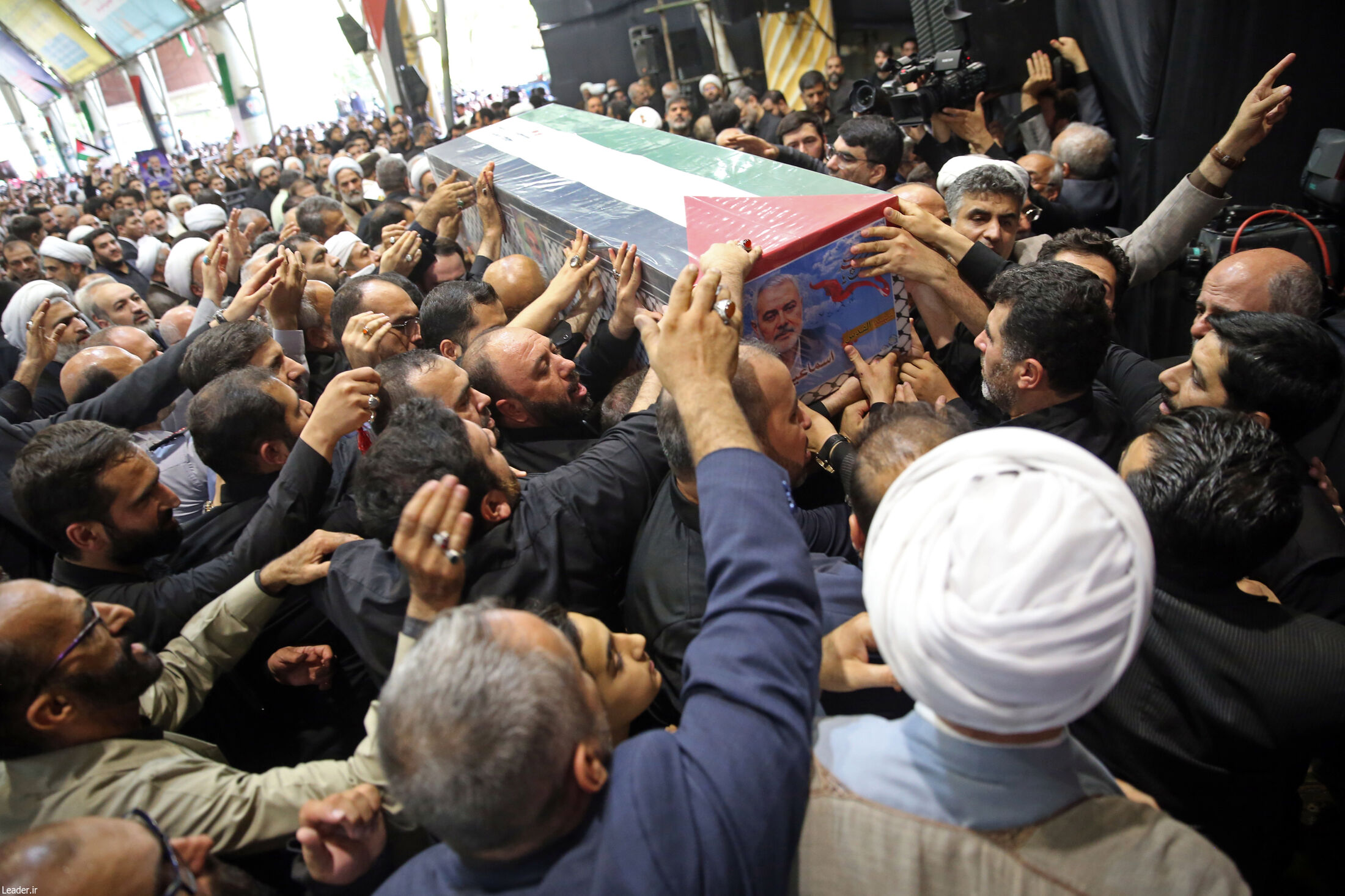 اقامه نماز بر پیکر شهید هنیه به امامت رهبر معظم انقلاب