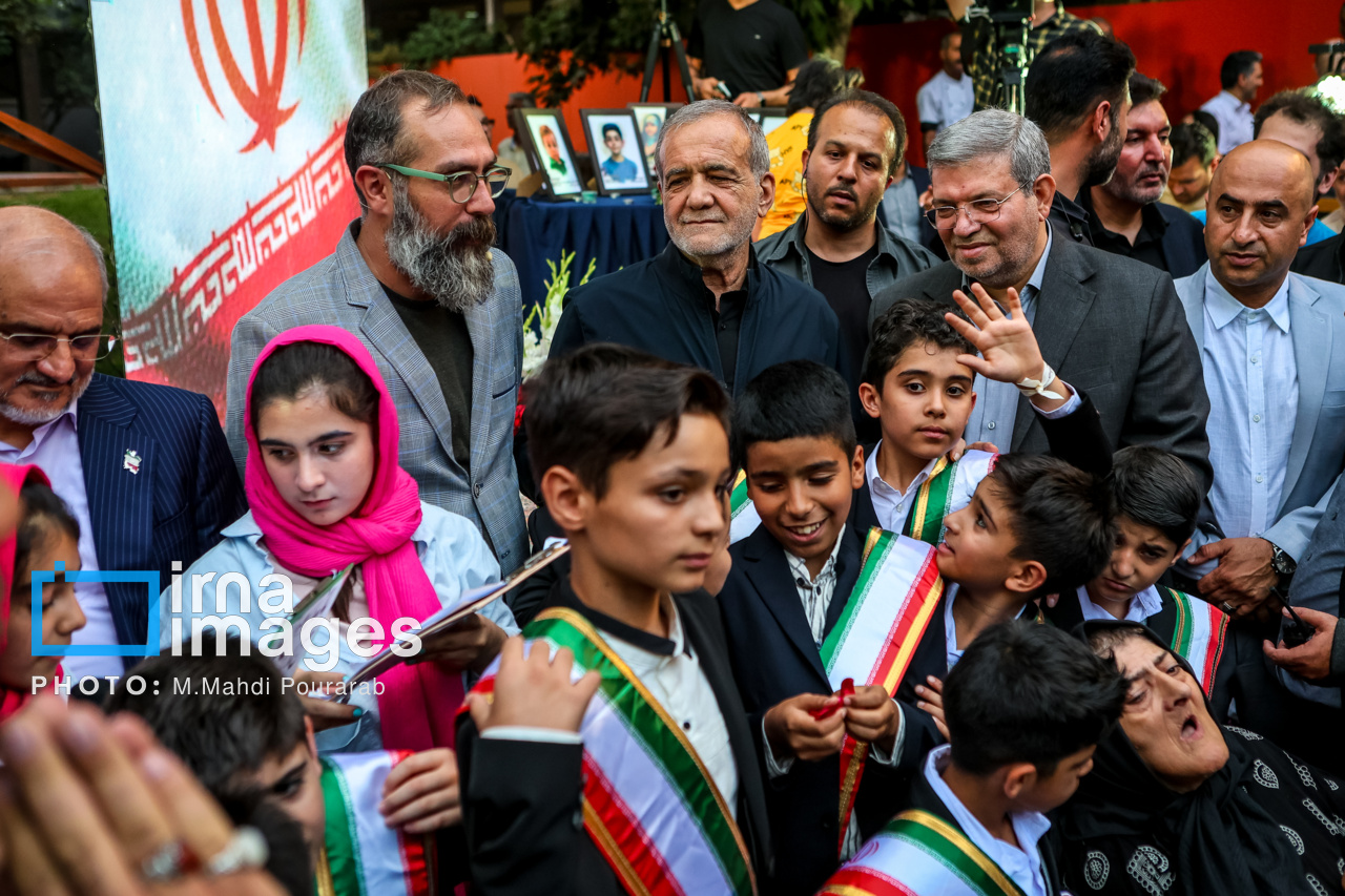 تصاویر حضور «مسعود پزشکیان» در شیرخوارگاه آمنه