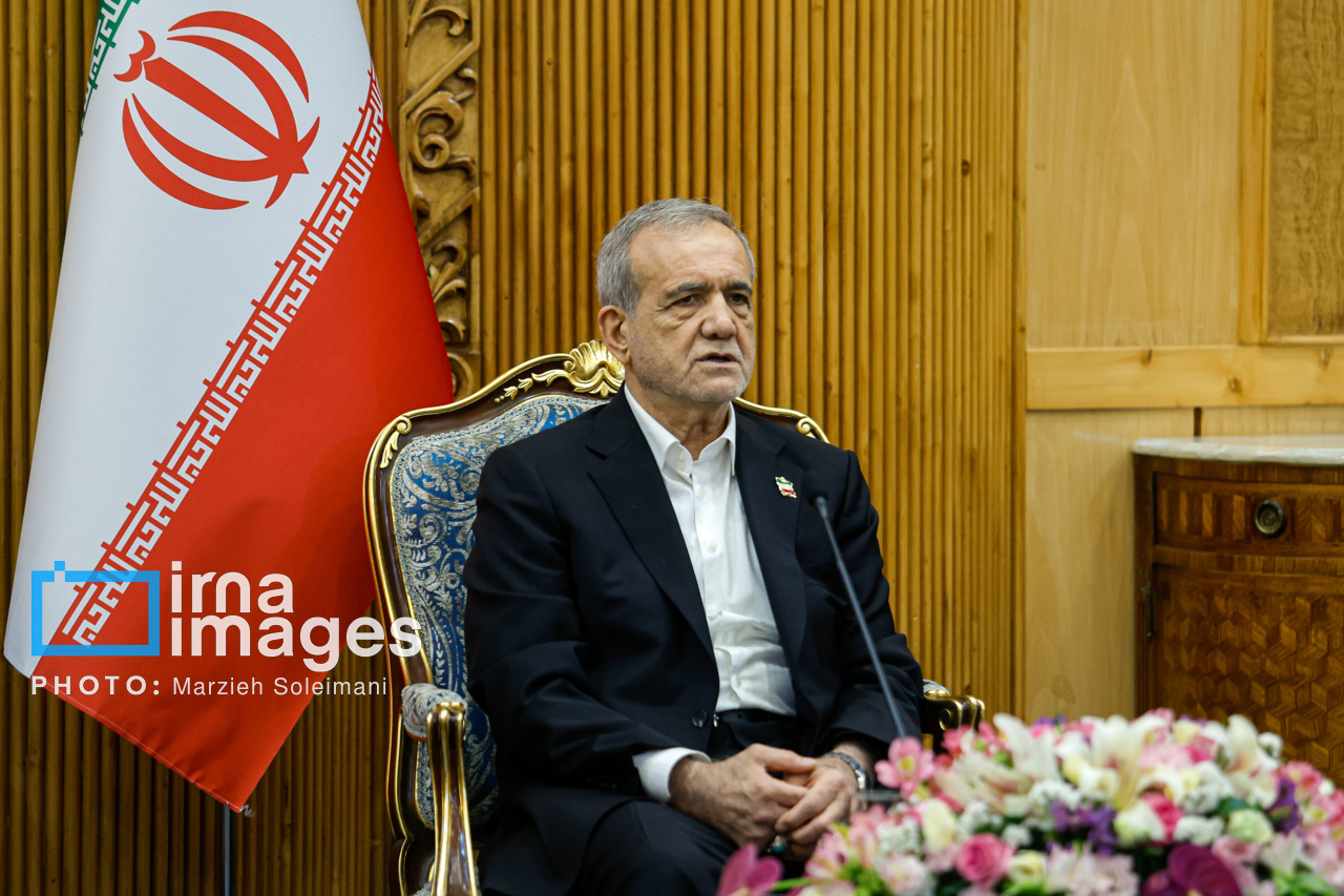 تصاویر مراسم بدرقه رئیس‌جمهور به عمان