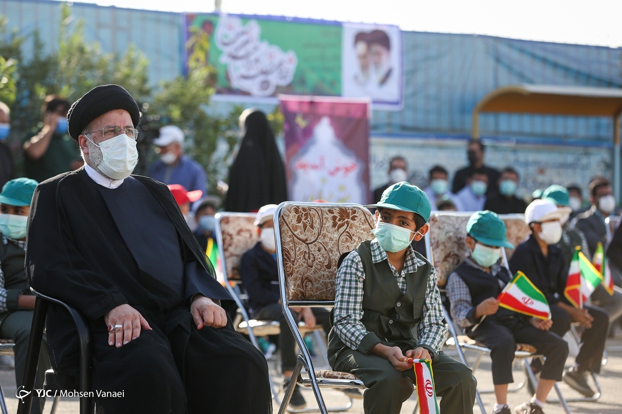 هم نشینی دانش آموزان با رئیس جمهور در صف اول