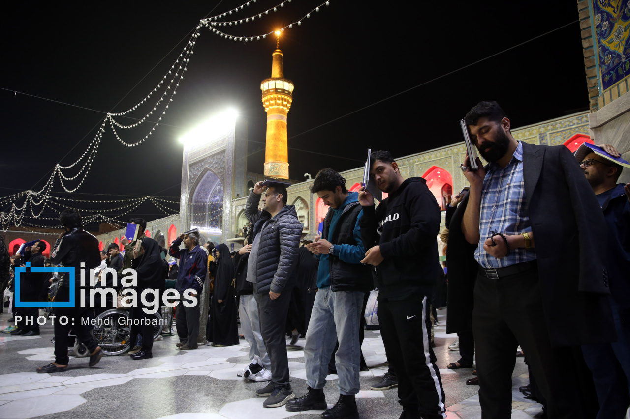 احیای شب بیست و یکم رمضان در حرم امام رضا (ع)