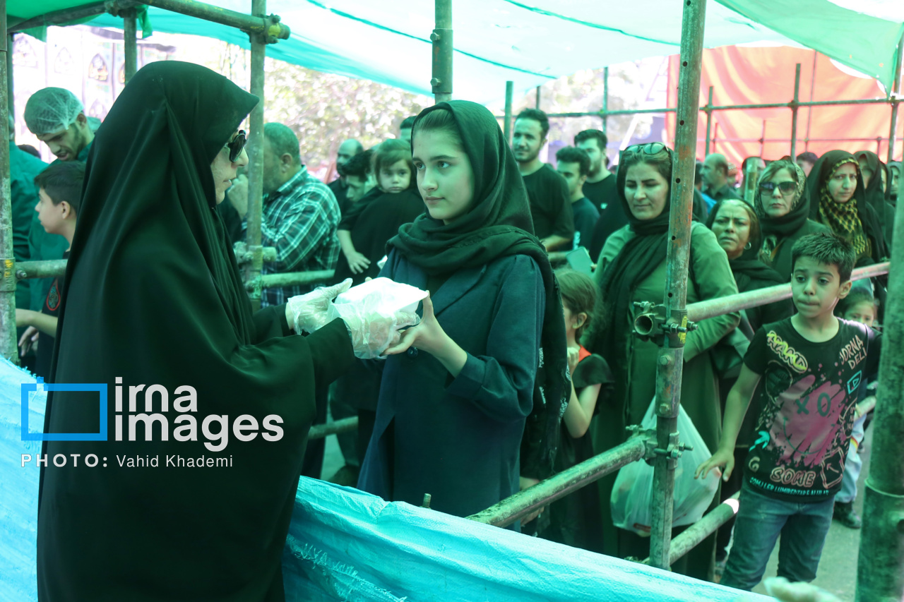 طبخ و توزیع ۷۲ دیگ غذای نذری