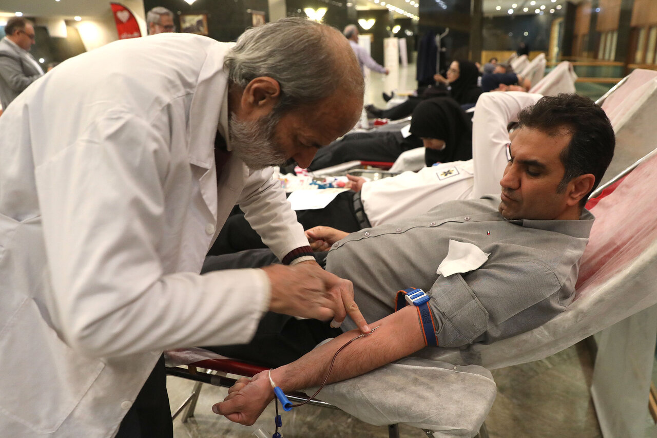 اهدای خون نمایندگان مجلس به مناسبت روز مجلس