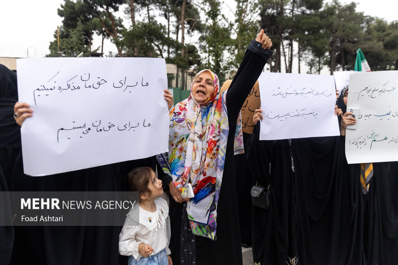 تجمع دانشجویان مقابل سازمان انرژی اتمی