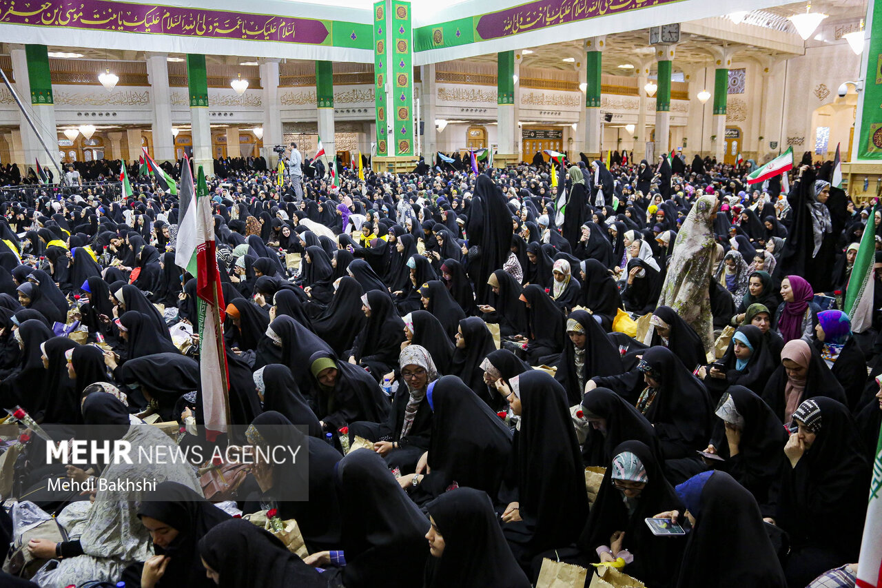 اجتماع ۵ هزار دختر دانشجو به مناسبت روز دختر در حرم بانوی کرامت