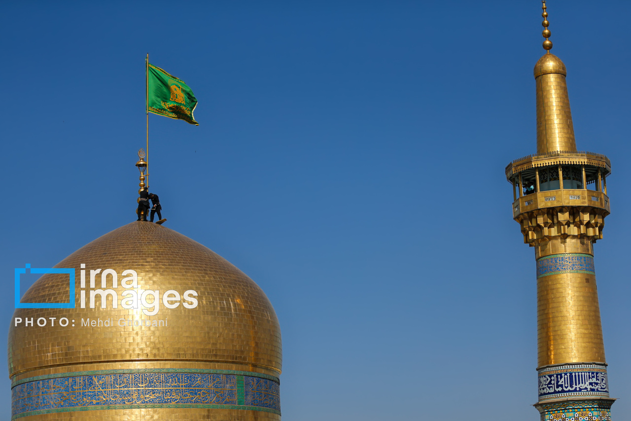تعویض پرچم حرم مطهر امام رضا(ع)
