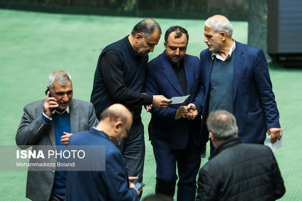 تیم اقتصادی دولت در صحن علنی مجلس ۴ دی