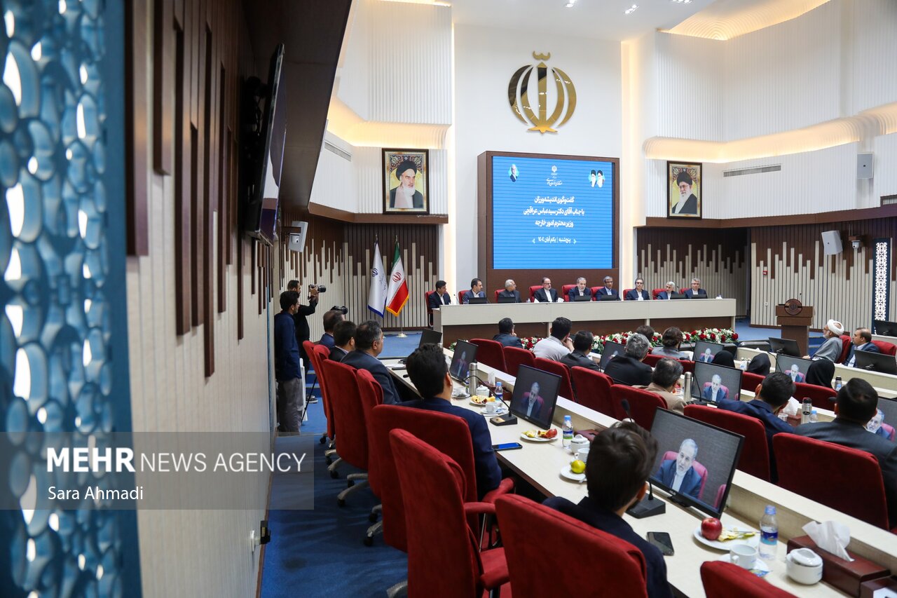 نشست هم اندیشی نخبگانی با حضور مقامات