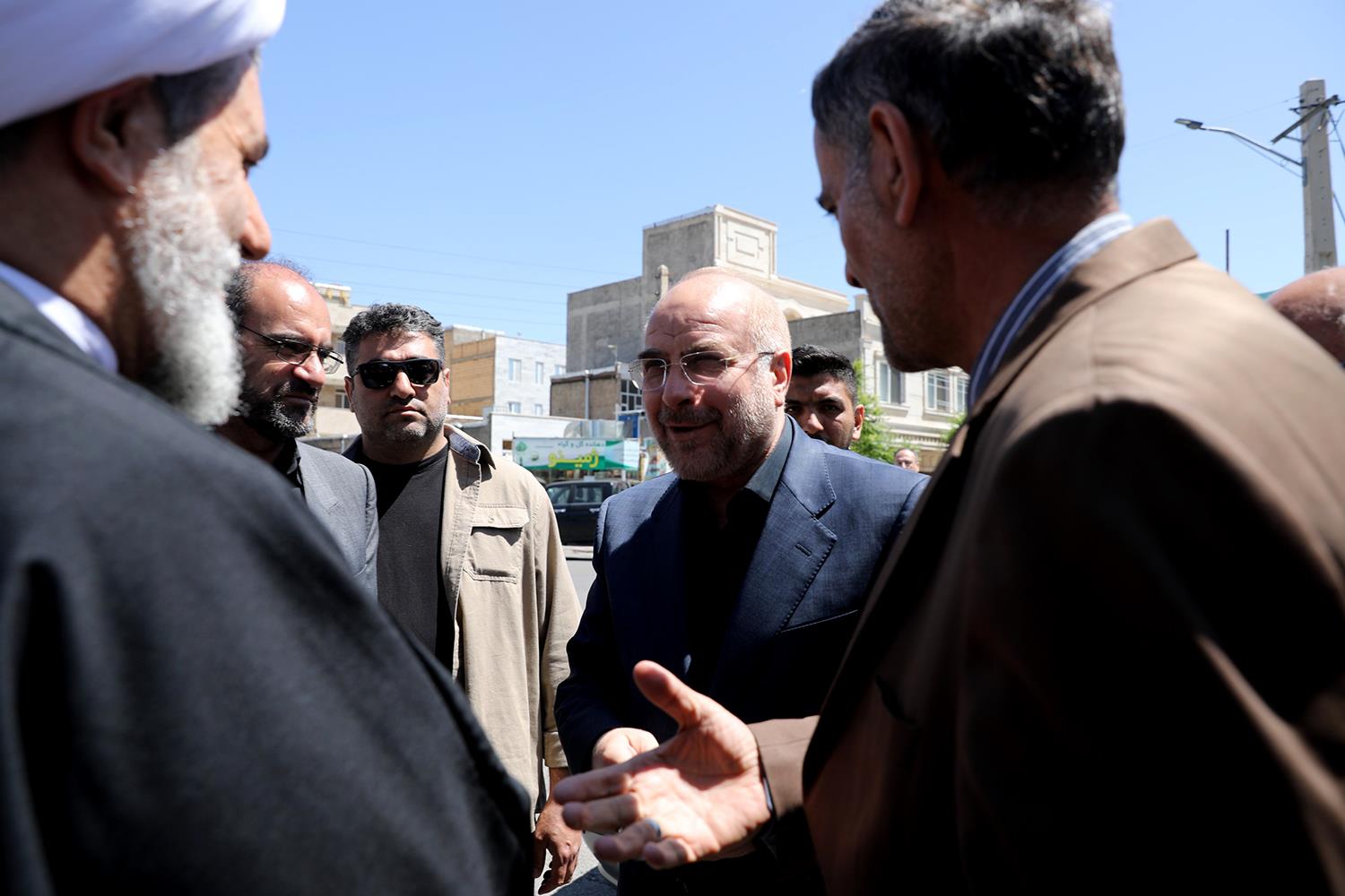 حضور رئیس مجلس در گلزار شهدای بوئین‌زهرا