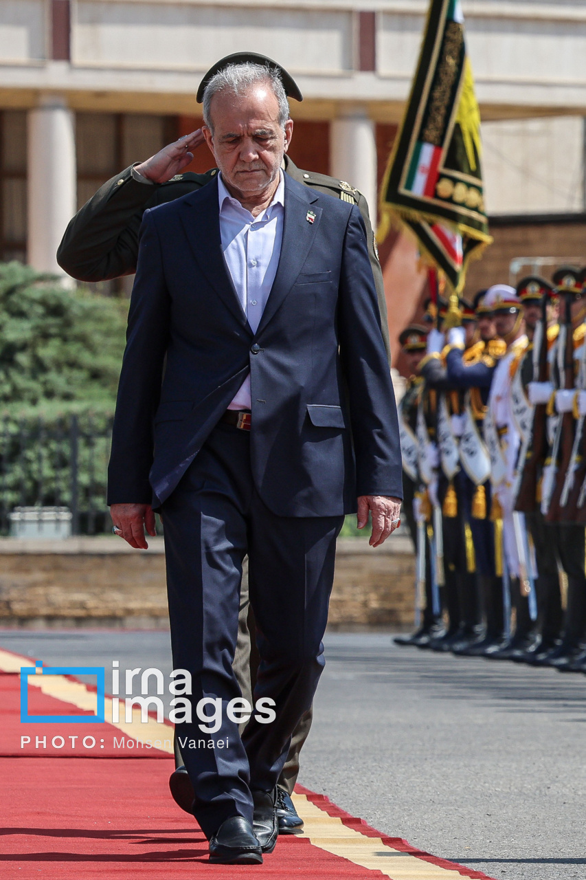 تصاویر بدرقه رئیس‌جمهور در سفر به پاکستان