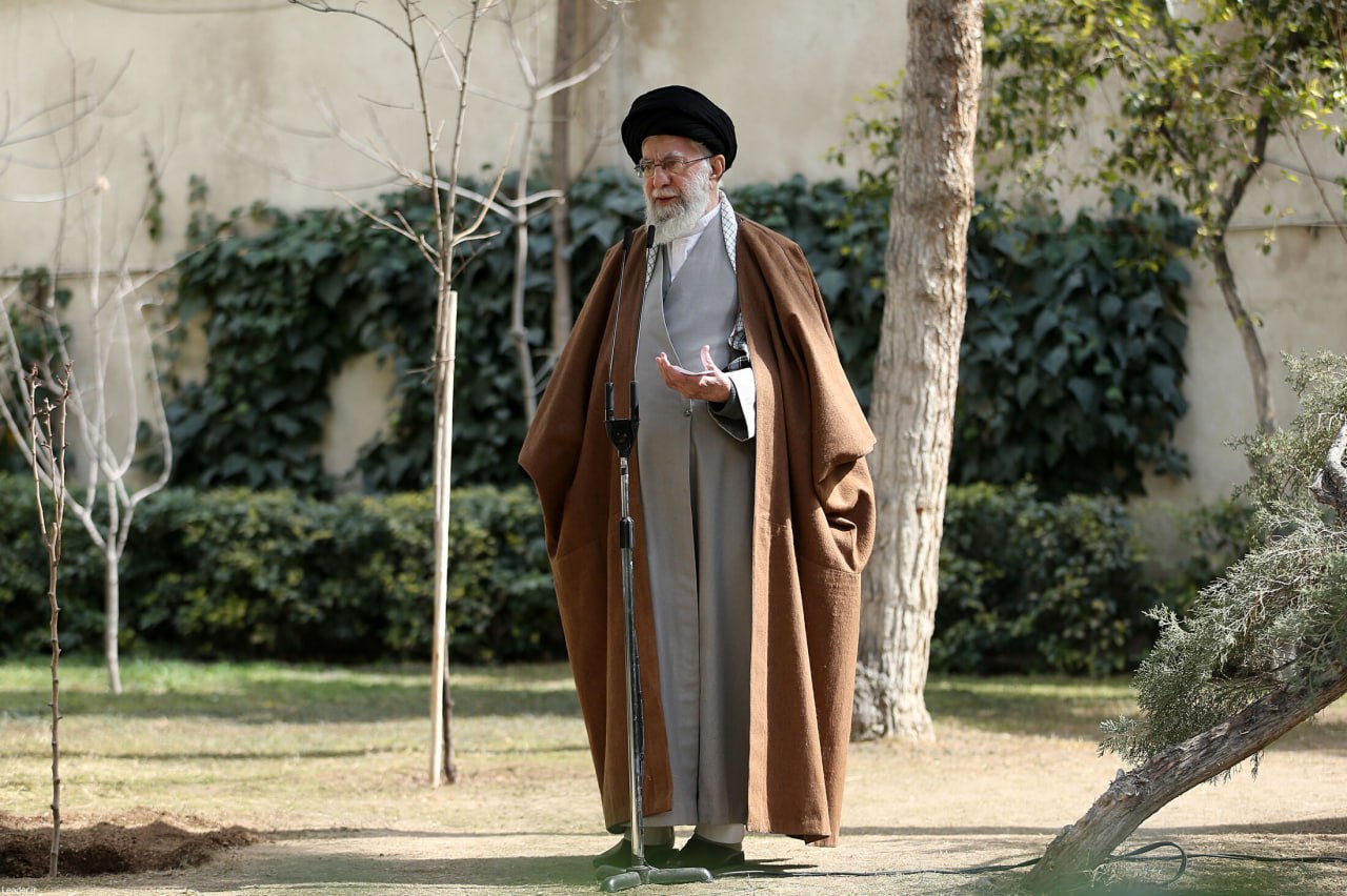  رهبر انقلاب در روز درختکاری