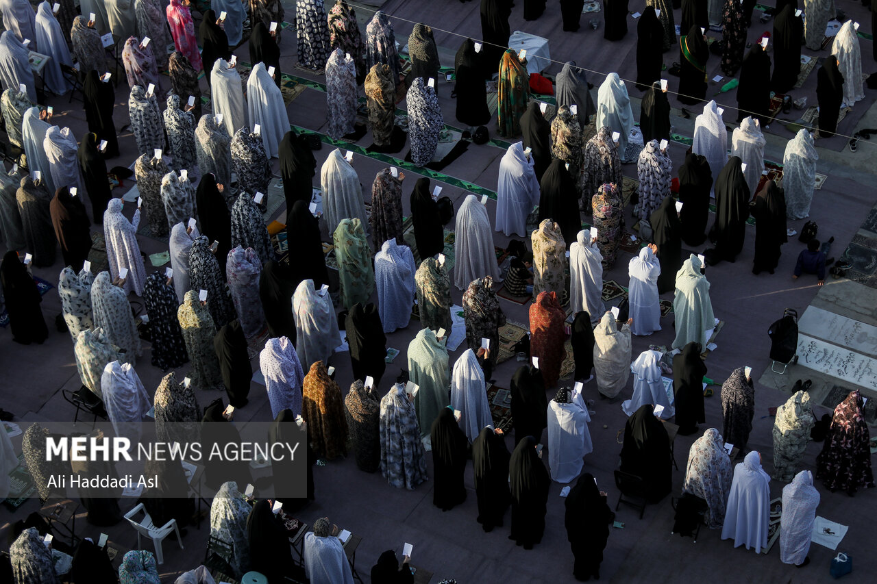 نماز عید فطر در امام زاده پنج تن لویزان