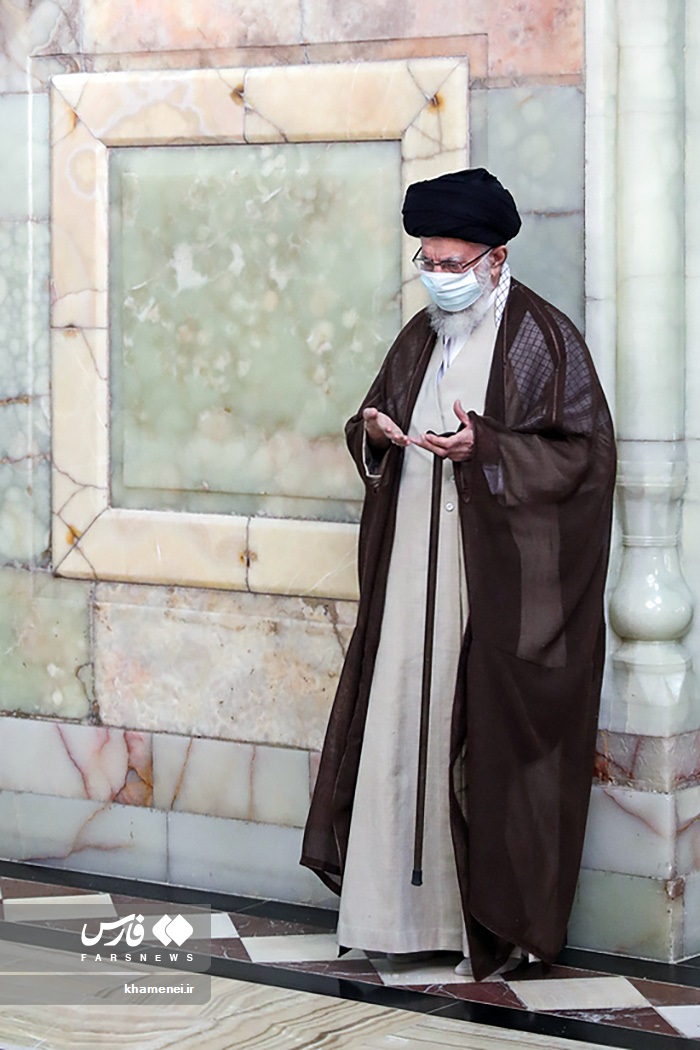 غبارروبی مضجع مطهر رضوی توسط رهبر انقلاب