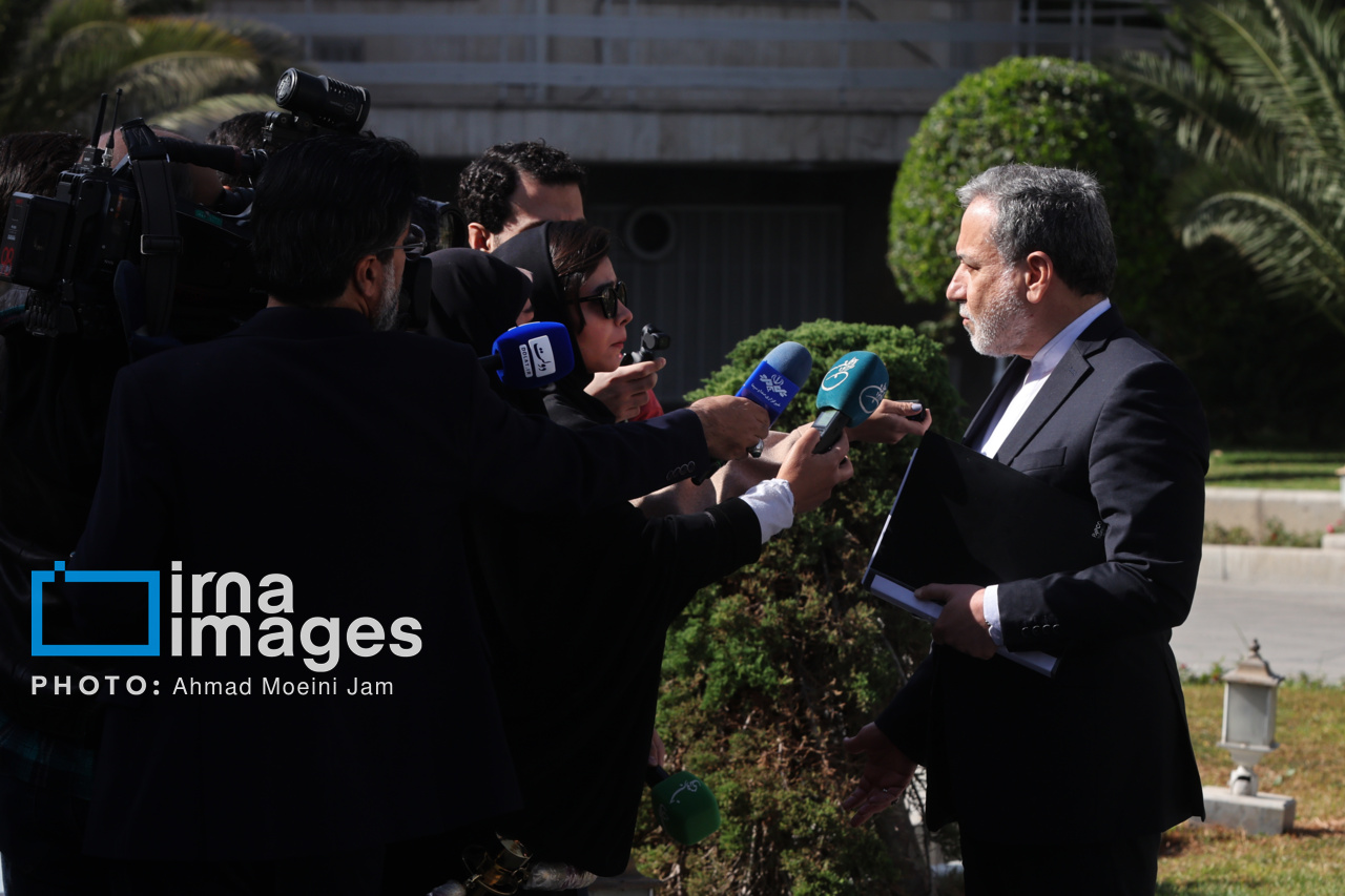 اعضای هیأت دولت در جمع خبرنگاران