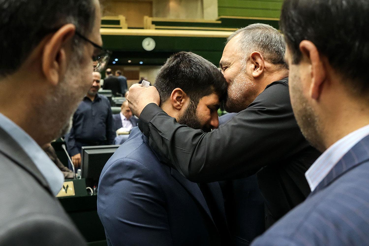 تقدیر مجلس از فرزاد بادپا خادم فداکار حرم شاهچراغ(ع)