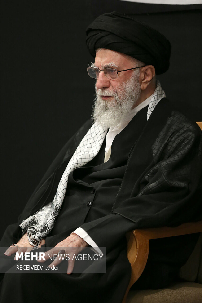  حضور رهبر انقلاب در حسینیه امام خمینی(ره) در مراسم عزاداری شب عاشورای حسینی
