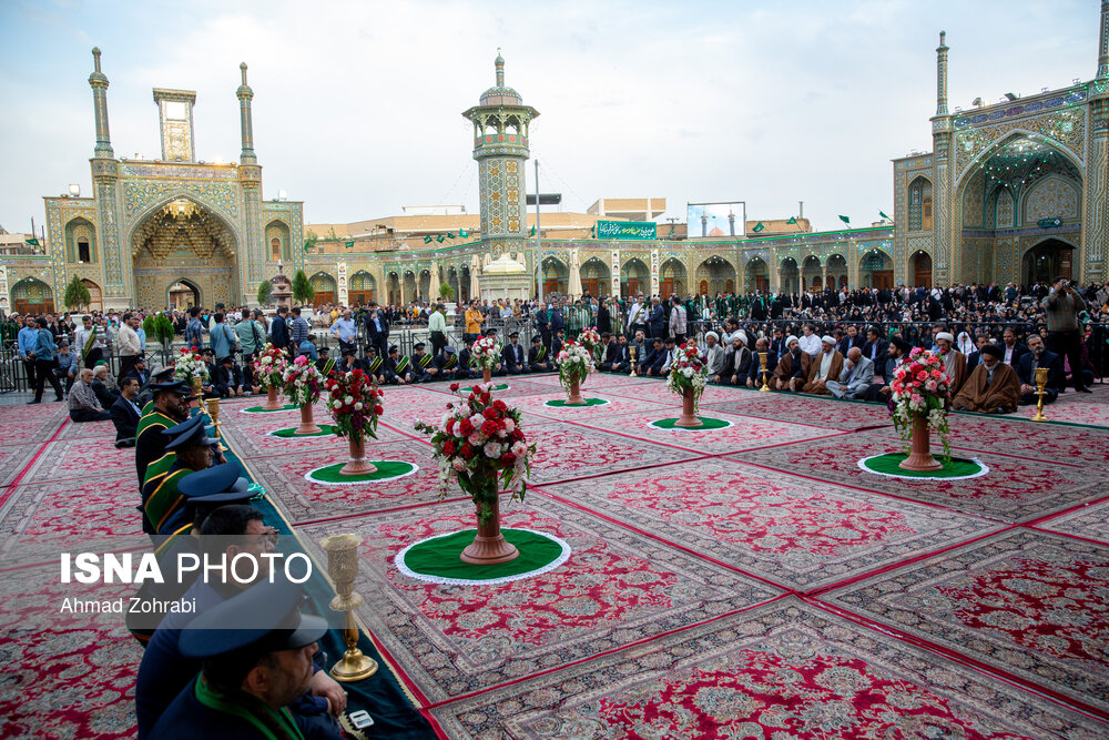 آیین تعویض پرچم گنبد حرم مطهر حضرت معصومه(س)