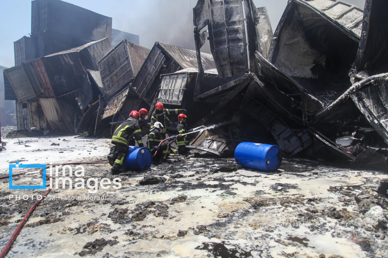 مراحل پایانی مهار آتش سوزی بندر شهید رجایی